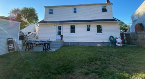 140 Booker Ave, Wheatley Heights NY  11798-4520 exterior