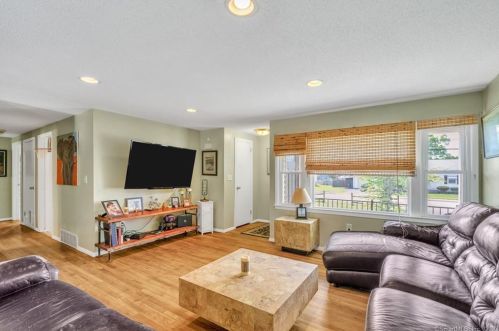 35 Keeney St, Manchester CT 06040-7054 exterior