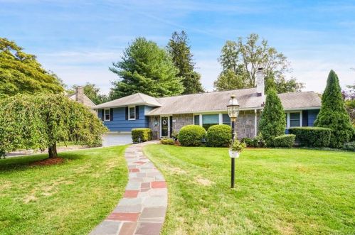 25 Pamela Ln, New Rochelle, NY 10804-2403