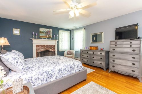 8 Canter Ct, Nashua NH  03063-2929 exterior