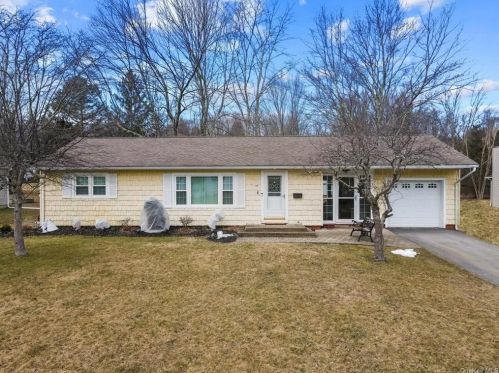17 Thomas Jefferson Pl, Middletown, NY 10940-4510