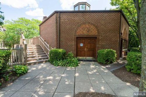 9 Lawrence Ct, Teaneck NJ  07666-6489 exterior