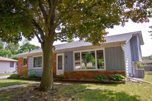 125 Carriage Dr, Waukesha, WI 53188-4237