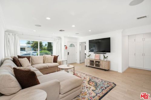 4841 Tyrone Ave, Van Nuys CA 91401-5126 exterior