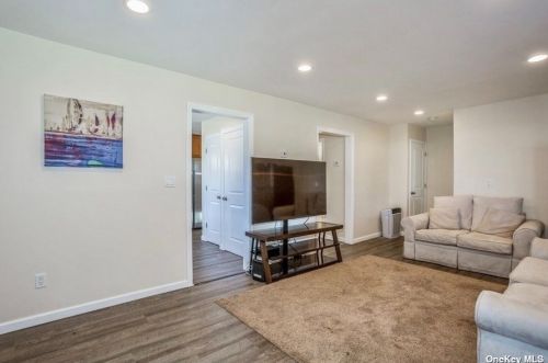 288 Greenbelt Pkwy, Holtsville NY  11742-2207 exterior