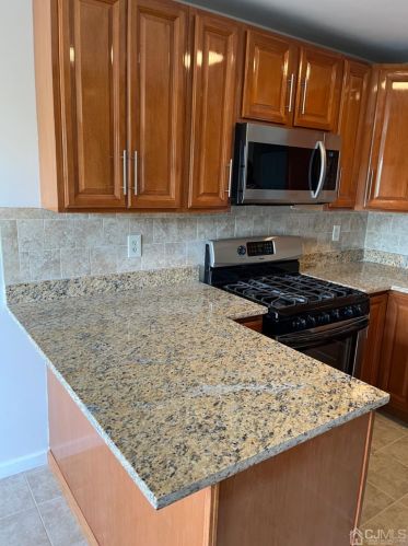 710 Green Hollow Dr, Iselin NJ  08830-2931 exterior