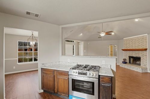 2004 Cedar Crest Blvd, Dallas TX 75203-4316 exterior