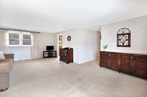 57 Keeney St, Manchester CT 06040-6426 exterior