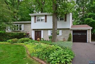 27 Hopper St, Oakland, NJ 07436-3206
