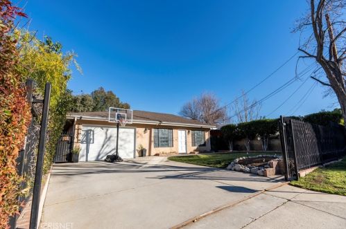 25136 Everett Dr, Santa Clarita, CA 91321-2416
