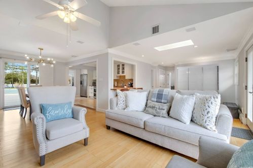 6 Chestnut Ln, East Quogue, NY 11942-4620