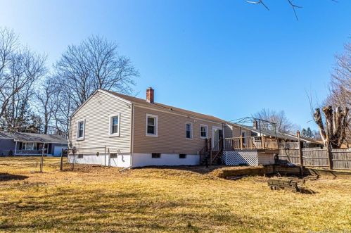 5 Phillips St, Waterford, CT 06385-1330