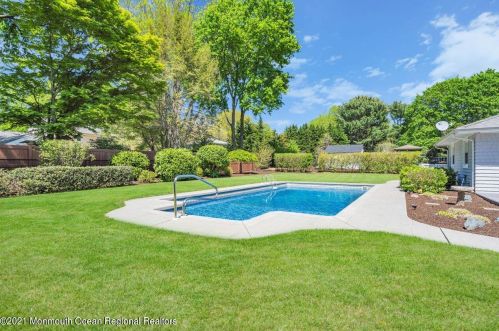 33 Pelican Rd, Middletown NJ  07748-3237 exterior