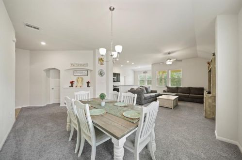 6502 Blimp Base Rd, Hitchcock, TX 77563-4644
