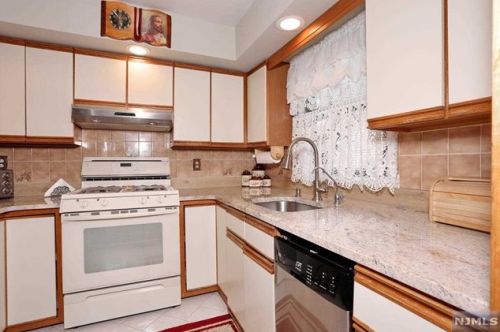 19 Elmhurst St, Elmwood Park NJ  07407-1320 exterior