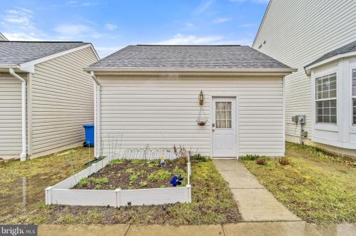 8168 Gilroy Dr, Lorton VA 22079-2936 exterior