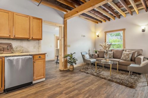 142 Broadway, Dover, NH 03820-3231