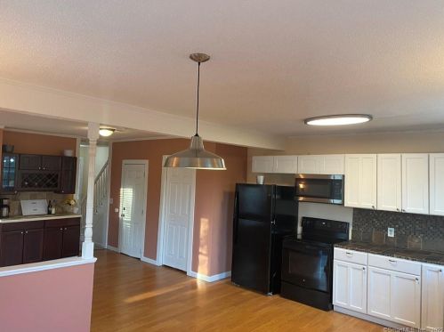 96 Charter Oak St, Manchester CT  06040-6211 exterior