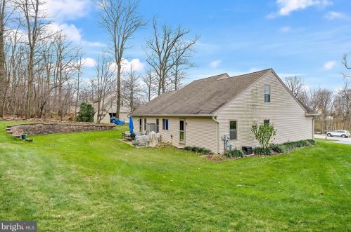 25 Forest Ridge Ct, Red Lion PA 17356-8448 exterior