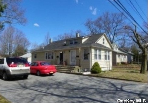 21 Lincoln Ave, Islip Terrace NY  11752-2705 exterior