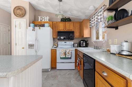 73 Tanner Ave, Warwick RI  02886-4510 exterior