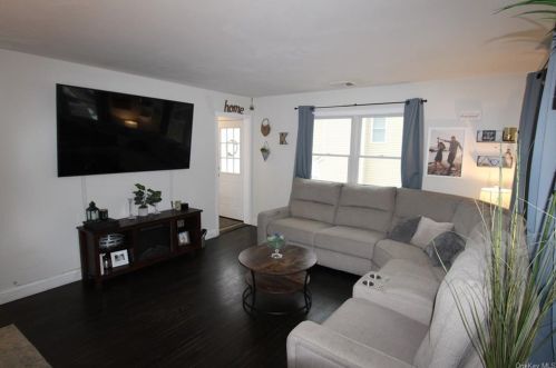 849 Warren Ave, Thornwood NY  10594-1626 exterior