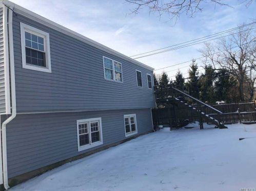 398 38th St, North Lindenhurst, NY 11757-2615