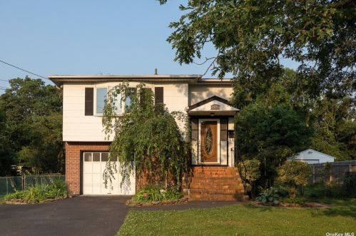 1523 Thompson Dr, Bayshore, NY 11706-1326