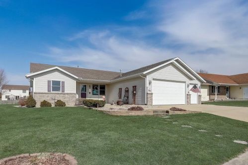 1402 Stoneridge Dr, Watertown, WI 53098-3419