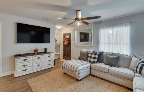 3731 Falls Dr, Dallas TX  75211-6124 exterior