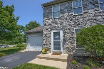 4069 Green Park Dr, Mount Joy, PA 17552-8857