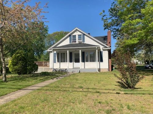 2 Susan Ln, North Haven, CT 06473-1929