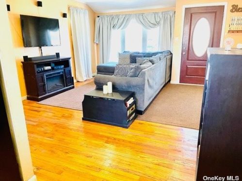 157 Scott Ave, Deer Park, NY 11729-7021