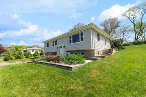 27 Rockwood Dr, Waterford, CT 06385-2113