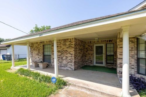 2921 Henry Rd, Lancaster, TX 75134-1953