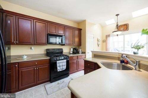 52 Lincoln Dr, Downingtown PA  19335-5326 exterior