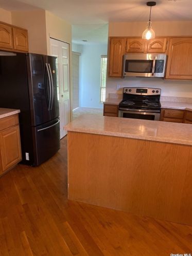 12 Hampshire Ct, Holbrook, NY 11741-2851
