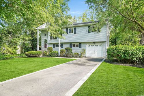 26 Amityville St, Islip Terrace, NY 11752-1306