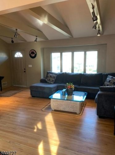 63 Woodland Ave, Verona, NJ 07044-2542
