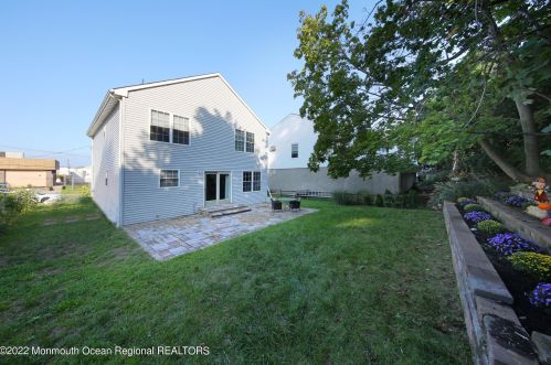 39 Shore Dr, Monmouth Hills NJ  07732-1027 exterior