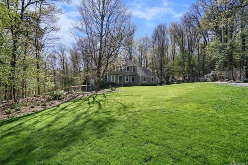 28 Kings Point Ln, Washingtonville NY  10992-2026 exterior