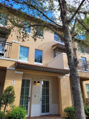863 147th Ave, Hollywood, FL 33027-6128