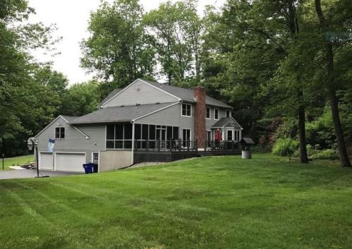 30 Falcon Crest Rd, Waterbury, CT 06762-1525