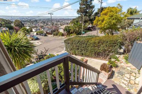 7950 Hillmont Dr, Oakland CA  94605-3521 exterior