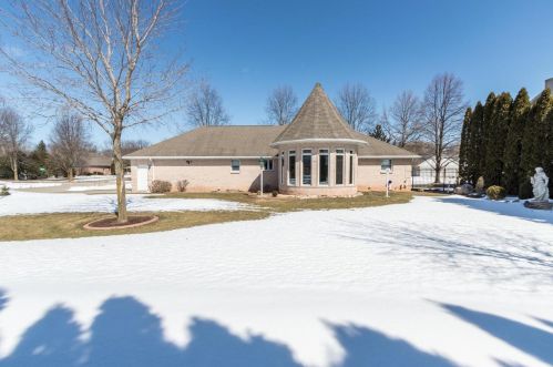 1481 Waterford Dr, Green Bay, WI 54313-6159