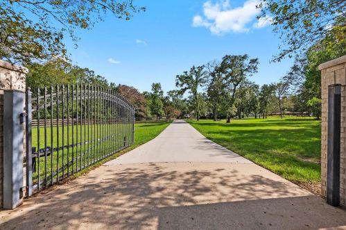28515 Champions Ridge Rd, Magnolia, TX 77354-5634