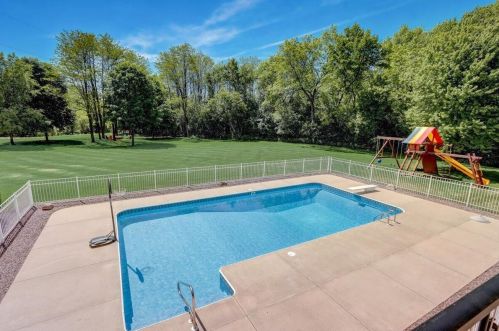 1313 Shelly Ln, Chenequa, WI 53029-1828