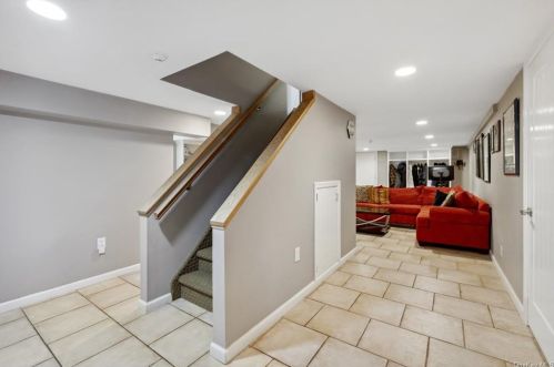 2 Old Farm Ct, West Nyack NY  10994-1210 exterior