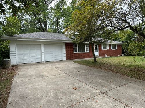 21975 Mac Gregor Dr, Waukesha, WI 53146-4751
