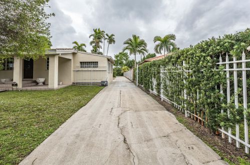 60 Olive Dr, Hialeah FL  33010-5212 exterior